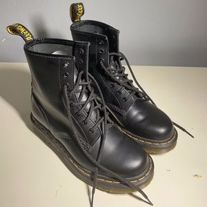 DR. MARTENS 1460 WOMEN'S SMOOTH LEATHER LACE UP BOOTS